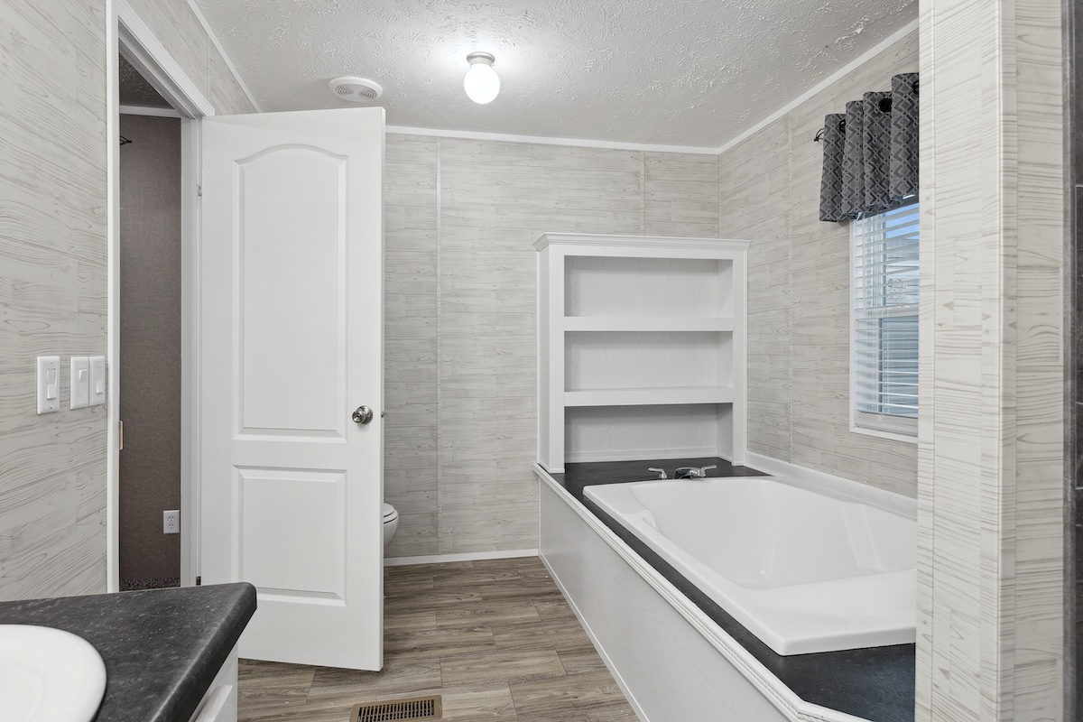 82 ft. Spacious 3 Bedroom, 2 Bathroom - Image 9