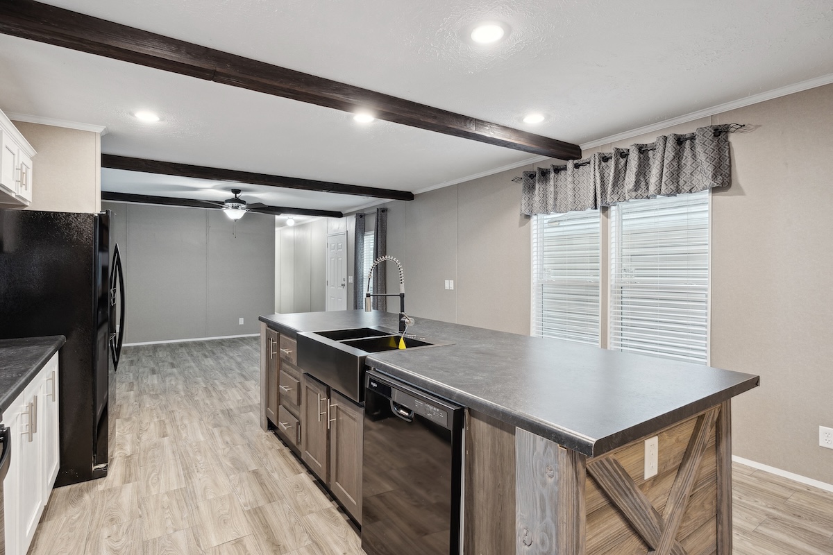 82 ft. Spacious 3 Bedroom, 2 Bathroom - Image 11